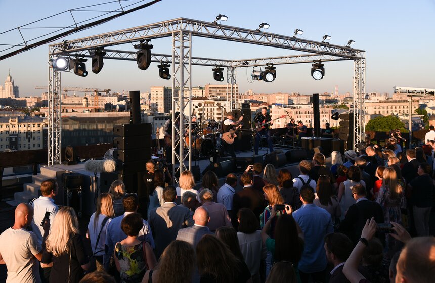 Группа "Чайф" открыла юбилейный сезон серии летних концертов "Крыша 24" 1 фото