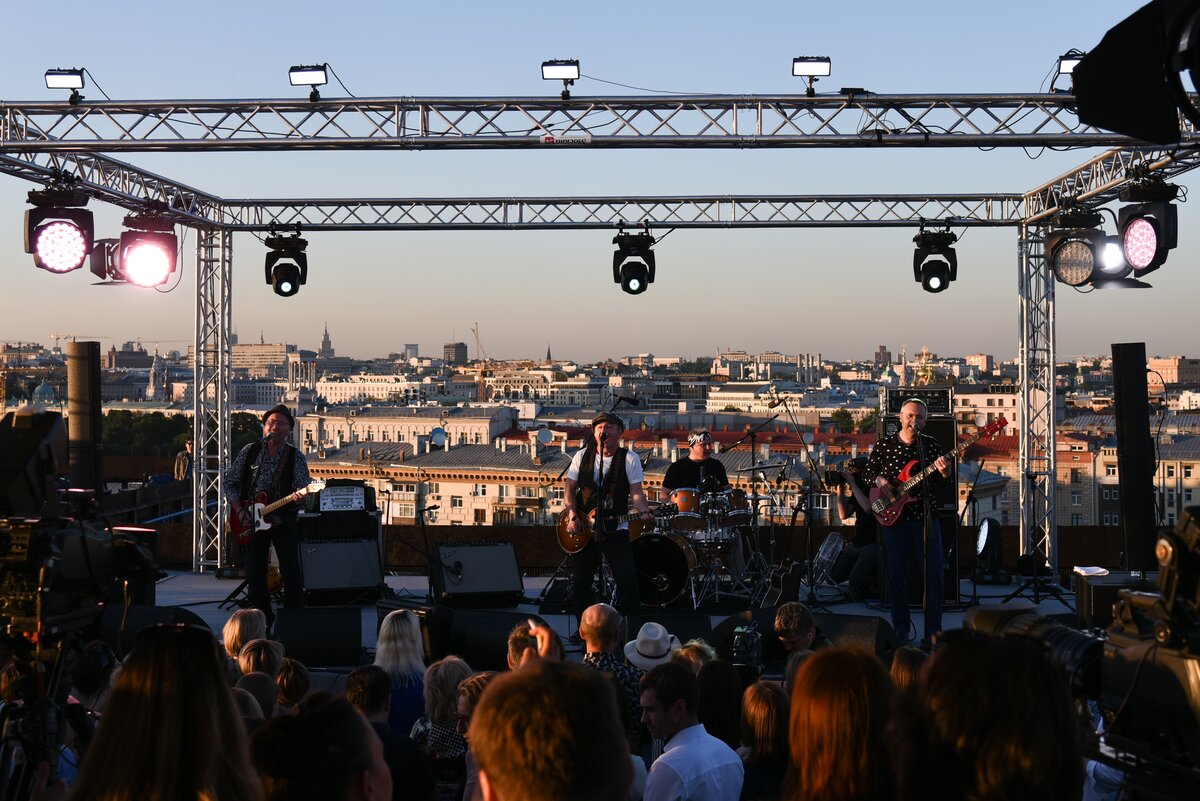 Концерт в москве сегодня начало. Концерт на крыше Gipsy. Крыша Джипси концерт. Крыша Gipsy Москва. Красный октябрь концерты на крыше.