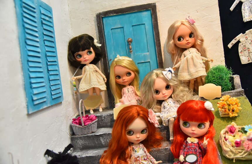 Есть и куклы-тильды, и реалистичные реборны, и портретные куклы в стиле гипер-реализма, выполненные в натуральном размере, сложнейшей техникой, и куклы-блайз.