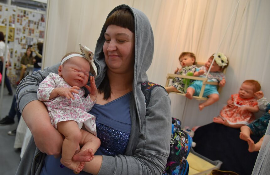 Некоторых кукол нельзя отличить от детей.