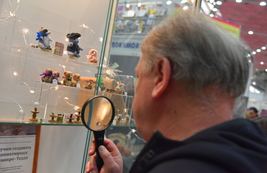 Фигурки, размер которых не превышает 1,5 сантиметра, можно рассмотреть только через лупу.