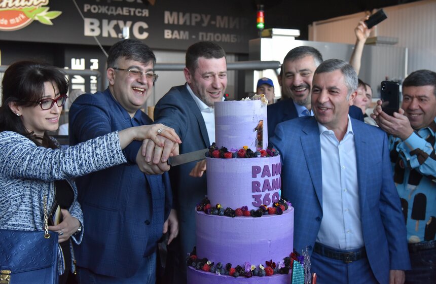 В торжественную часть входило грандиозное разрезание многоярусного торта