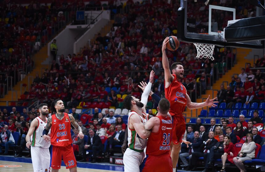 Во второй четверти ЦСКА благодаря точным броскам Нандо де Коло ушел в небольшой отрыв.
