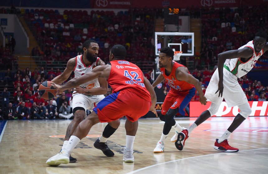 Тем не менее первая половина матча закончилась в пользу армейцев – 44:40.