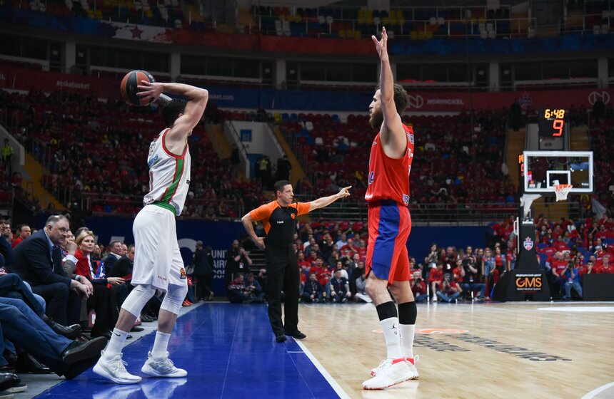 Тогда армейцы одержали верх – красно-синие вырвали победу в самой концовке встречи.