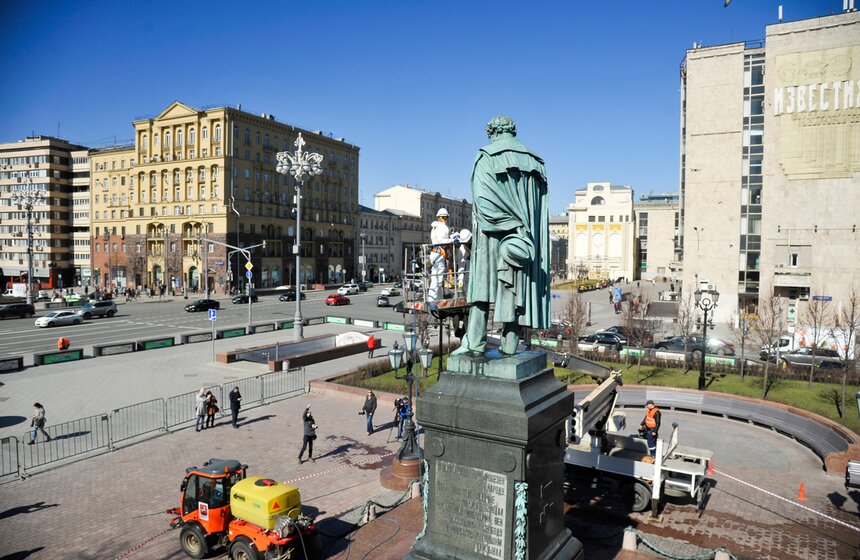 Во время помывки памятника специалисты оградили территорию