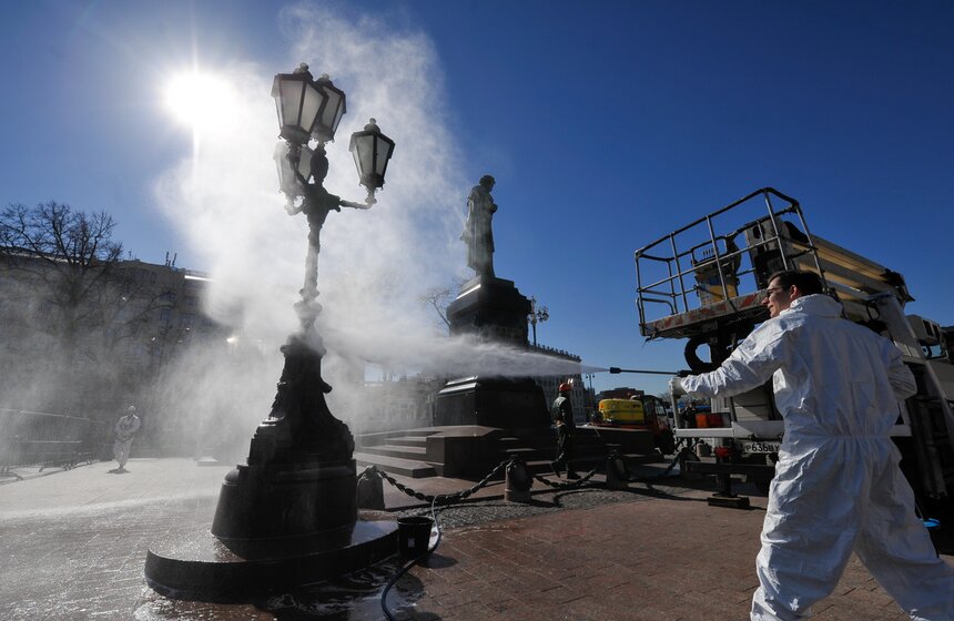 Поэтому для промывки памятника и территории вокруг использовали спецтехнику