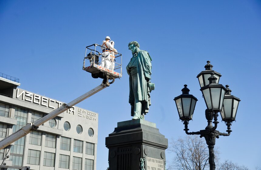 Памятник Александру Пушкину привели в порядок после зимы