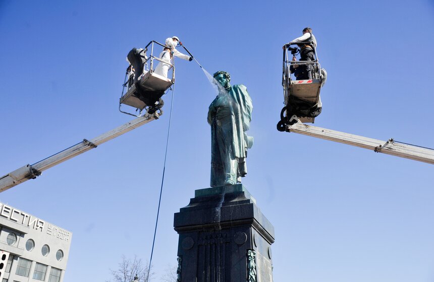 Химический раствор, которым мыли памятник, должен был состоять из щадящего состава