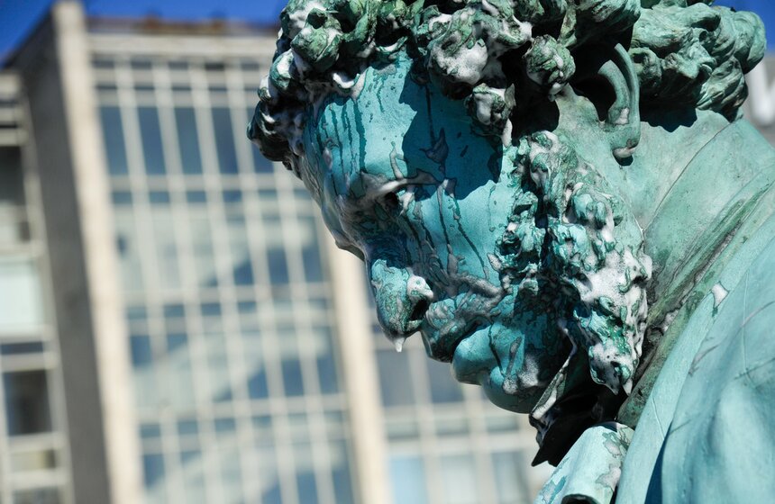 Чтобы не повредить памятник во вовремя работ, эксперты оценили химический состав патины