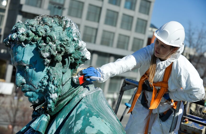 Перед тем, как помыть памятник, специалисты провели фотофиксацию