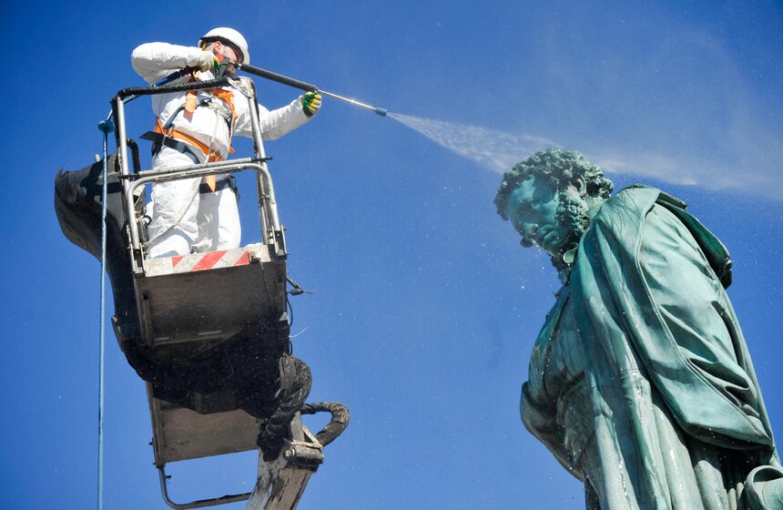 Памятник в высоту вместе с пьедесталом составляет 7,9 метров