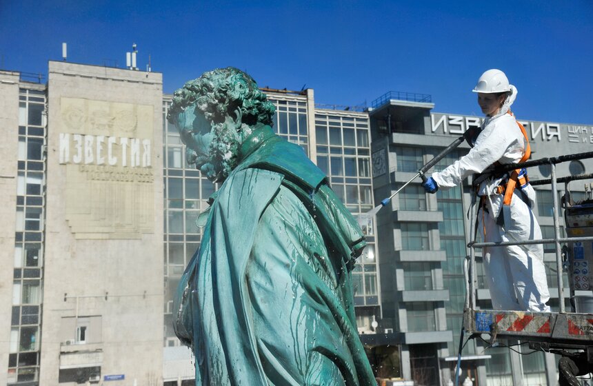 Раствор, которым мыли памятник, состоял из специального шампуня и воды