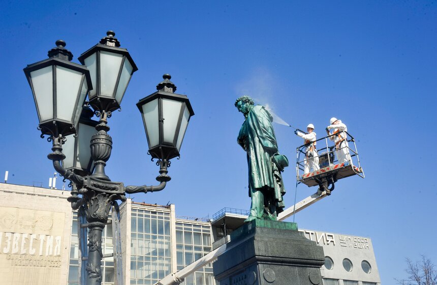 Регулярная промывка памятников входит в перечень профилактических мер по уходу за ними после реставрации