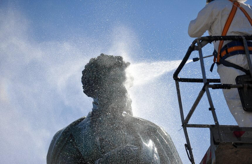 Во время работ коммунальщики использовали моющий аппарат с функцией регулирования мощности подачи струй