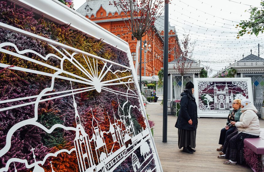 Город украсят также вересковые пирамиды