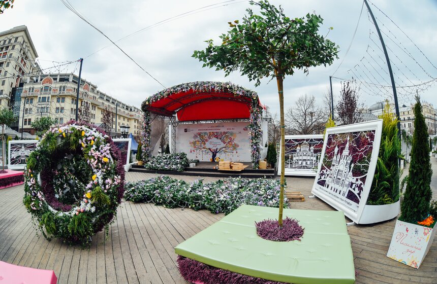 На площадках конкурса "Московской весны a cappella" гости смогут увидеть "цветущий" граммофон, который разместится на улице Святоозерская