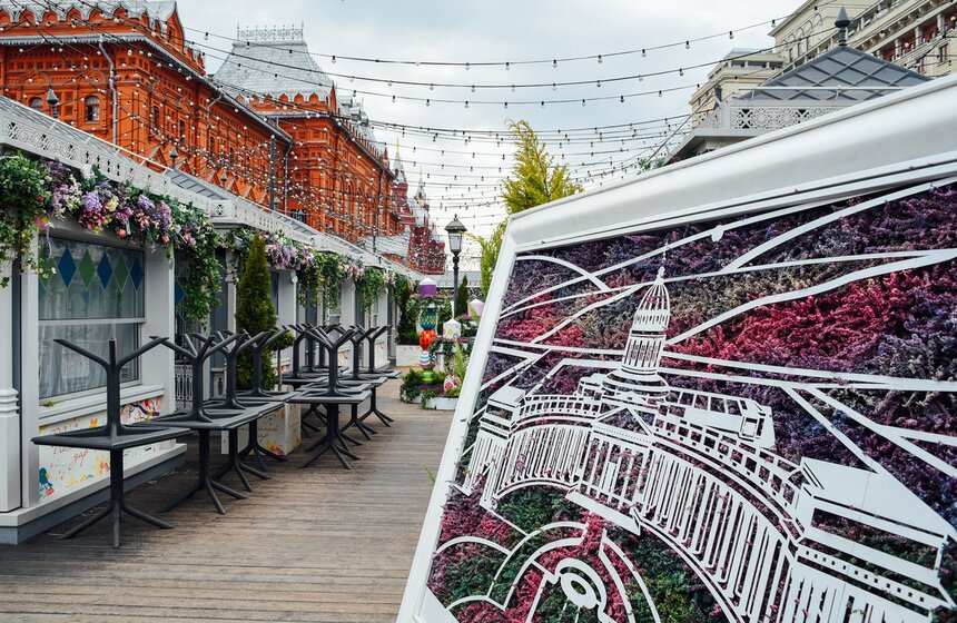 На площади Революции разместили 58 масштабных полотен. На них в изображены самые известные соборы, которые украшены цветами