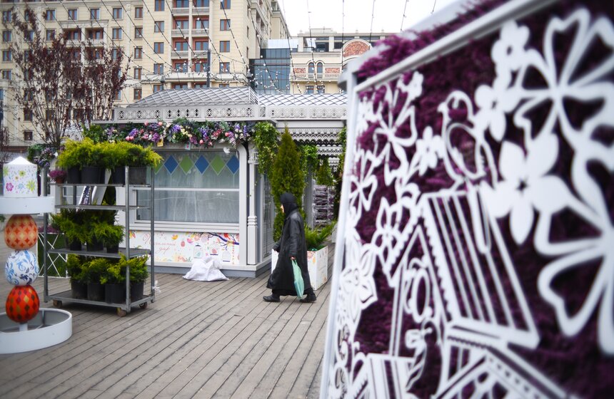 Также на площадке фестиваля "Пасхальный дар" можно увидеть традиционные арт-объекты – это подсвечники, у подножия которых есть пасхальные яйца