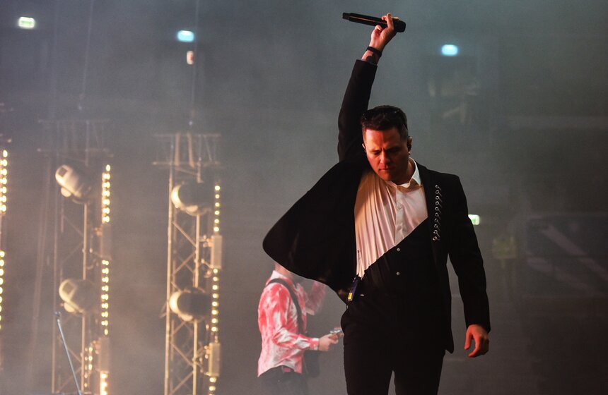 Громкими криками и аплодисментами зрители благодарили своих кумиров за атмосферный концерт