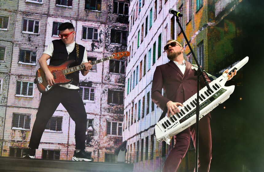 Исходя из того, что основными поклонниками группы являются молодые люди, стоимость билетов была невысокой