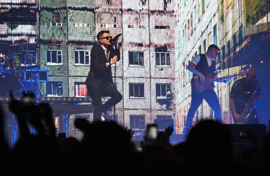 На декорациях – вид трущоб, что соответствует стилю группы