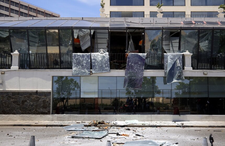 Полиция Коломбо подтвердила, что один из взрывов был совершен террористом-смертником. Речь идет о последнем, восьмом, хлопке