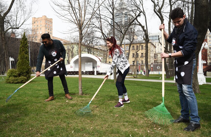 Весь инвентарь выдавался на месте. От Capital FM – грабли, метла, фартуки, а от участников субботника – хорошее настроение