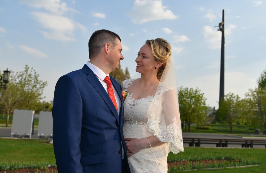 А эта пара познакомилась на работе. "Я первый обратил на нее внимание, – признался жених. – Как такую женщину можно не заметить?!" К свадьбе молодожены готовились долго. "Планировали около двух лет, мы серьезно подошли к этому вопросу", – объяснила невеста. И все сложилось как нужно: пара хотела свадьбу весной, и погода создала прекрасные условия для торжества.