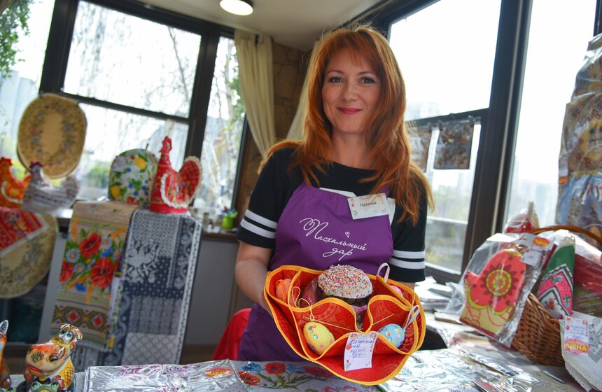 В торговых шале, украшенных к Пасхе, гостям предлагают приобрести пасхальные сувениры на память, а также угощения, сладости и фермерские продукты.