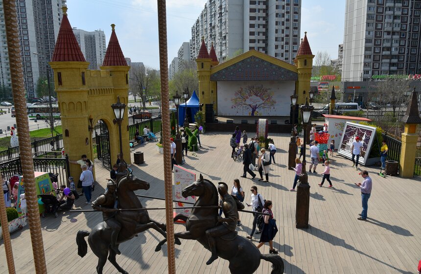 На концертной площадке по вечерам проходят спектакли. Например, театр "Парабазис" показал спектакль "Крошечка-Хаврошечка", театр "Сосферас" – спектакль "Пасхальные радости". А второго мая актеры студии "Певцов-театр" под руководством Ольги Дроздовой и Дмитрия Певцова выступят с хулиганскими номерами из спектакля "ЧехардажЪ". В этот же день пройдет концерт государственного академического народного ансамбля имени Людмилы Зыкиной. Закроет пасхальную программу пятого мая выступление хора "Предтеча".