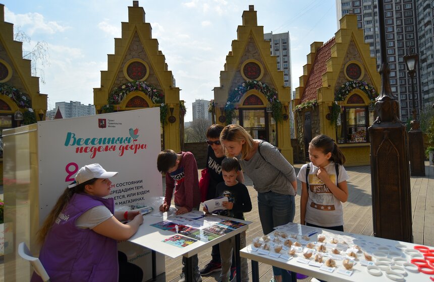 На площадке благотворительные фонды призывают москвичей творить добро. "В эти праздники проходит акция "Корзина добра", можно сюда принести средства по уходу за лежачими больными детьми, продукты питания, детское питание, медикаменты, влажные салфетки, свои вещи, бывшие в употреблении", – рассказала Татьяна, представитель фонда "Русская береза".