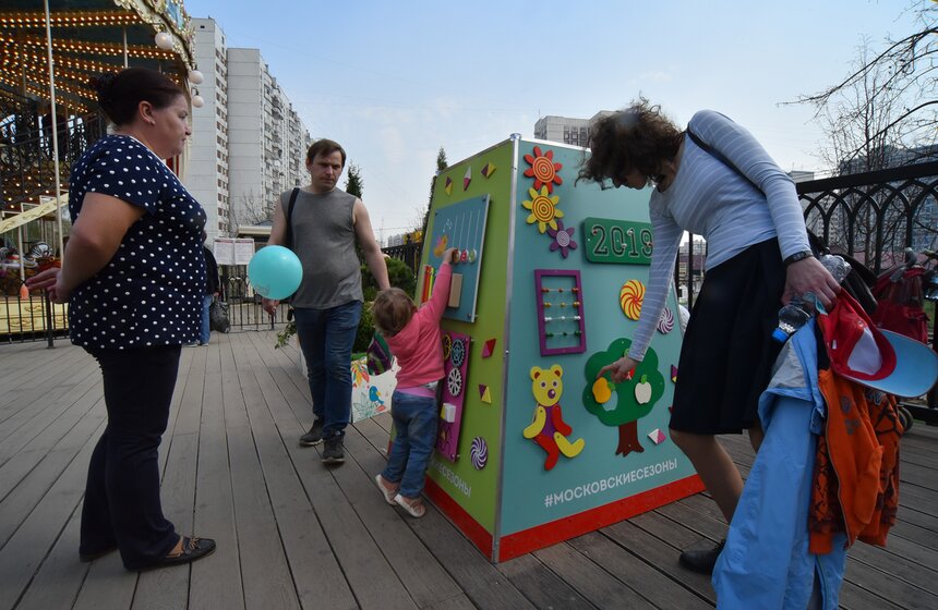 Покататься на карусели, поиграть на детской площадке, порисовать, научиться готовить можно недалеко от дома. "Живем здесь рядом, приходим с внуком Лешей каждый день на разные площадки, нам очень нравится. До этого проходил фестиваль "Четыре сезона". Фестивали приносят в наш район праздник, особую атмосферу, важно, что площадка недалеко от дома, не нужно ехать в центр", – поделилась впечатлениями с Москвой 24 жительница Новокосино Ирина.