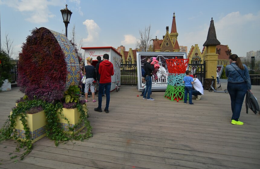 Благотворительные фонды проводят различные мастер-классы. Юные гости праздника создают калейдоскопы из цветного картона с декором из блестящих страз, пасхальные открытки, композиции из живых цветов, шьют тряпичные игрушки, рисуют акварелью весенние цветы, варят мыло, учатся играть в шахматы и актерскому мастерству. Проходят здесь также лекции о вкусной и полезной пище, по истории Москвы и повышению цифровой грамотности.