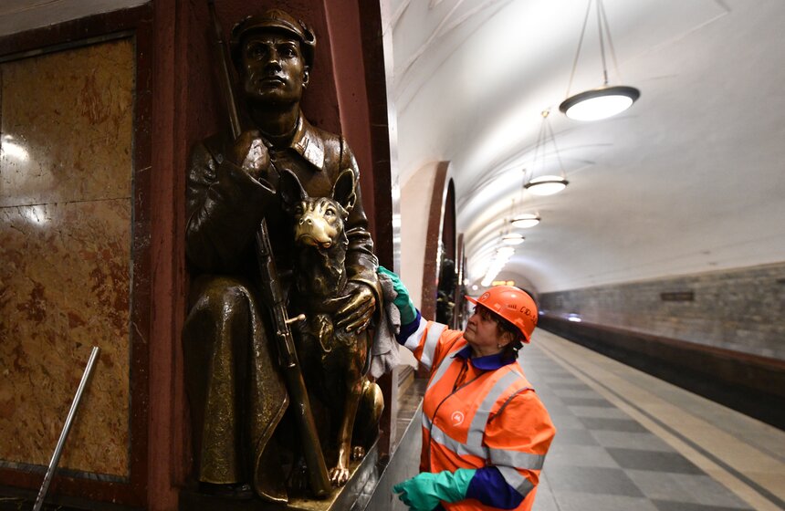 Тщательно отмыли элементы декора на станциях