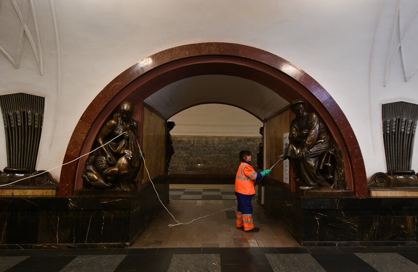 "Мы ежегодно проводим традиционную весеннюю уборку на станциях, чтобы подготовить их к майским праздникам и летнему сезону", – подчеркнул первый замглавы метрополитена Дмитрий Дощатов