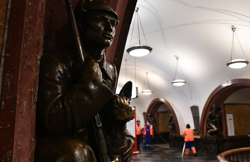 По его словам, уборку проводили по ночам, чтобы не мешать пассажирам