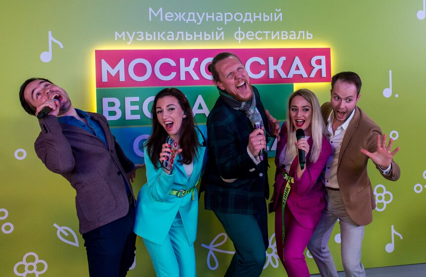 На стенах внутри вагонов написаны упражнения для голоса и дикции