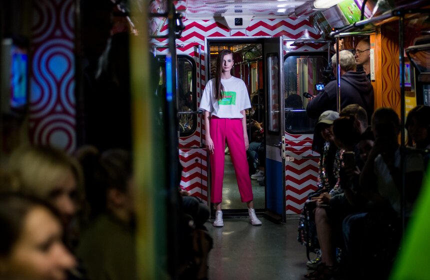 Также в вагоне поезда "Московская весна a cappella" прошел показ мод