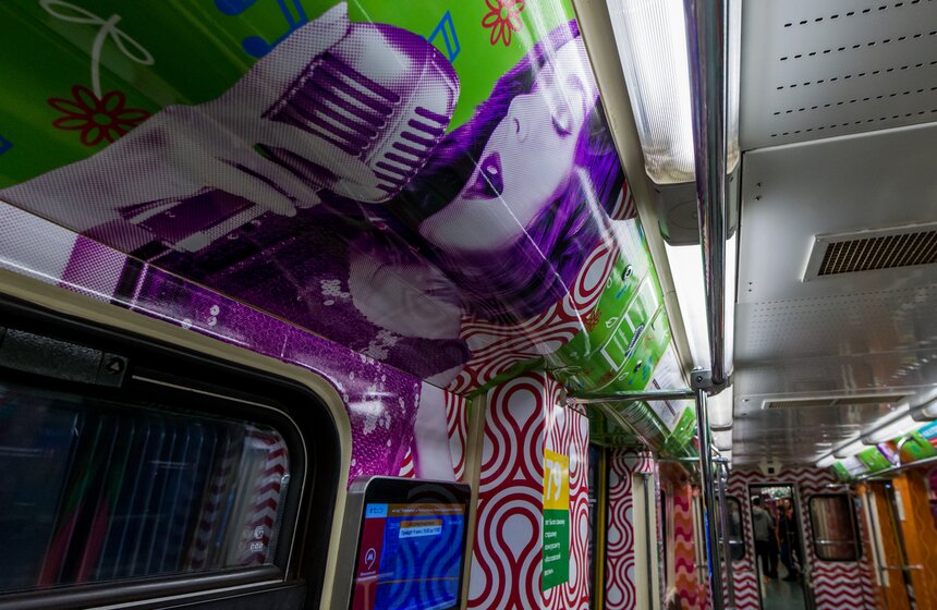 В тематическом поезде пассажиры могут познакомиться с музыкальными фактами, а также с биографией музыкантов, которые принимали участие в фестивале