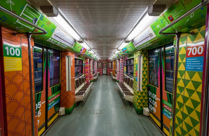 Весь состав раскрашен цветами весеннего фестиваля