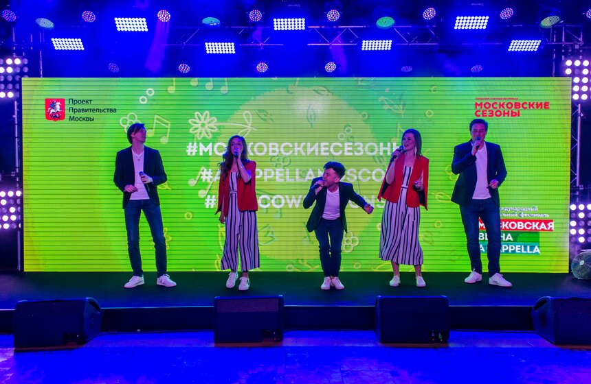 После запуска поезда участники "Московской весны a cappella" дали небольшой концерт