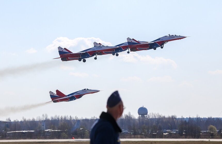 Очередная тренировка воздушной части парада по случаю 74-й годовщины Победы в Великой Отечественной войне прошла на аэродроме в подмосковной Кубинке 20 апреля. В этом году над Красной площадью пролетят как известные истребители, так и засекреченные машины в арсенале воздушно-космических войск. Среди участников есть воздушное звено истребителей МиГ-29СМТ, которое прилетело из Астрахани, пилотажная группа "Беркут" из Торжка, самолеты марки "Ил" из Твери и дозаправщики с аэродрома в Энгельсе.