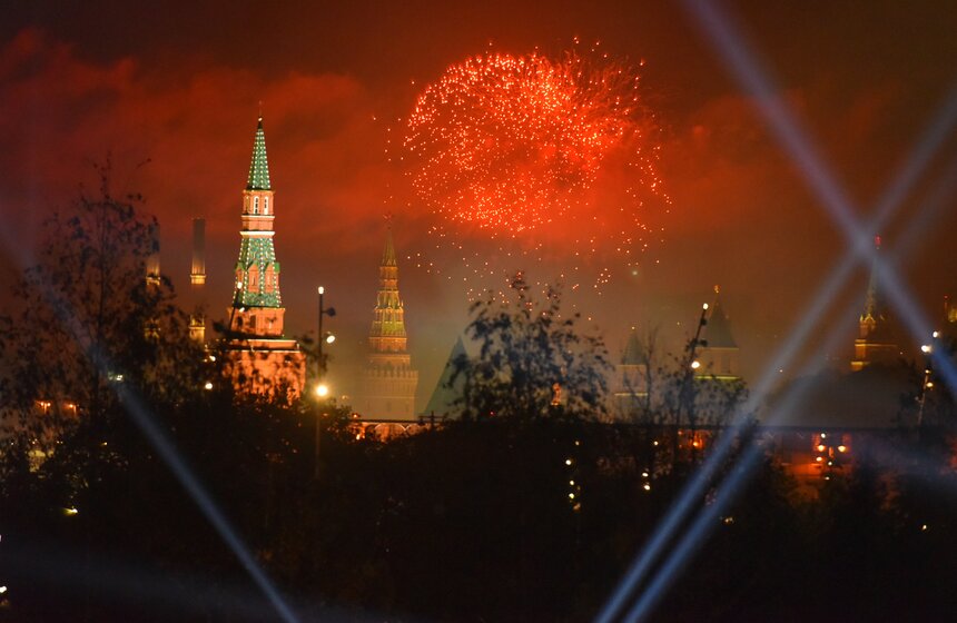 На Воробьевых горах и Поклонной горе дали праздничный залп легендарные 76-миллиметровые пушки ЗИС-3 образца 1942 года.