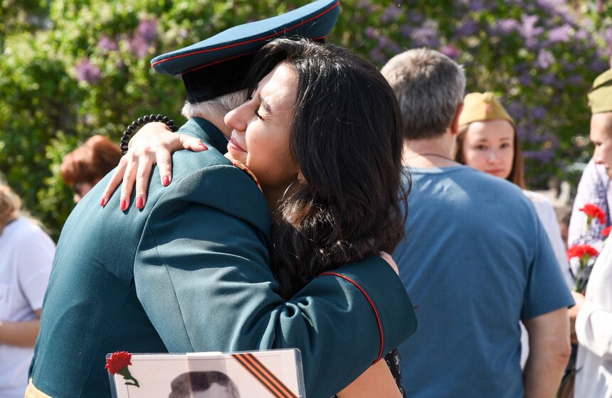 Ветеранов войны поздравляют у Большого театра 13 фото