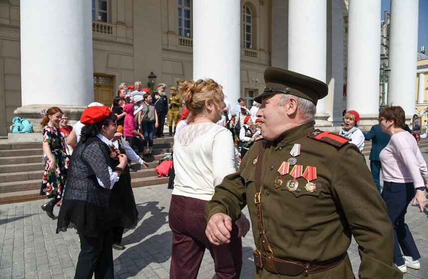 Ветеранов войны поздравляют у Большого театра 7 фото