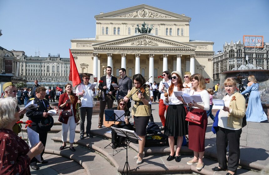 Ветеранов войны поздравляют у Большого театра 9 фото