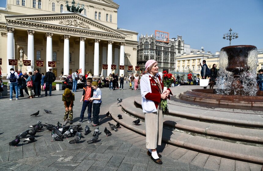 Ветеранов войны поздравляют у Большого театра 6 фото