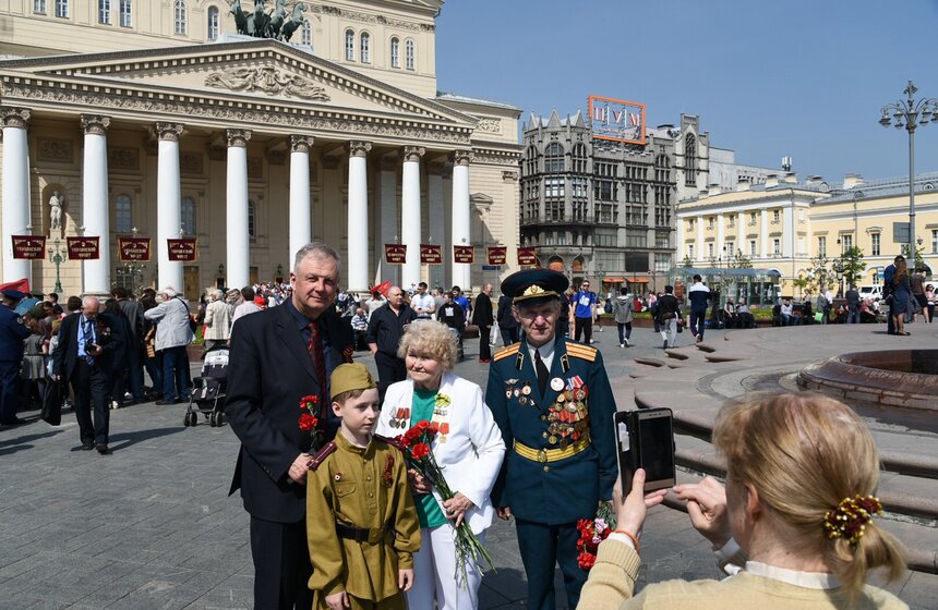 Ветеранов войны поздравляют у Большого театра 1 фото