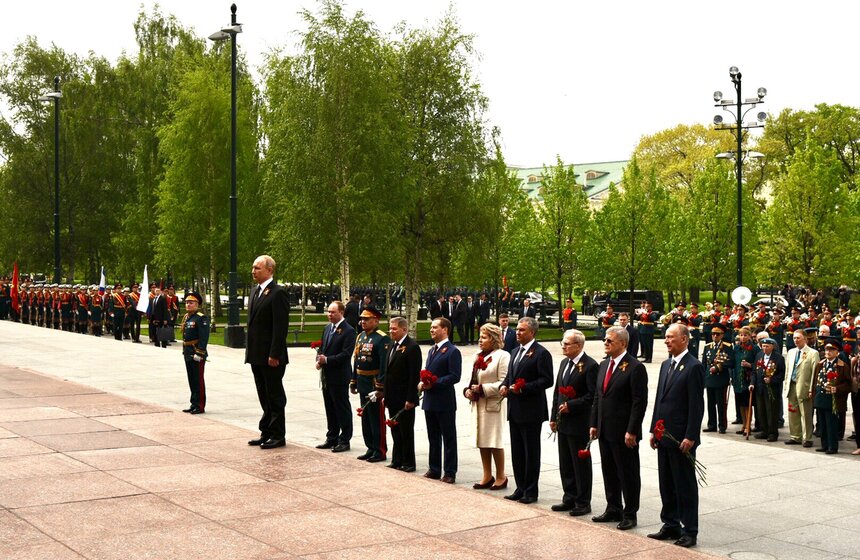 Владимир Путин почтил память павших в Великой Отечественной войне 8 фото